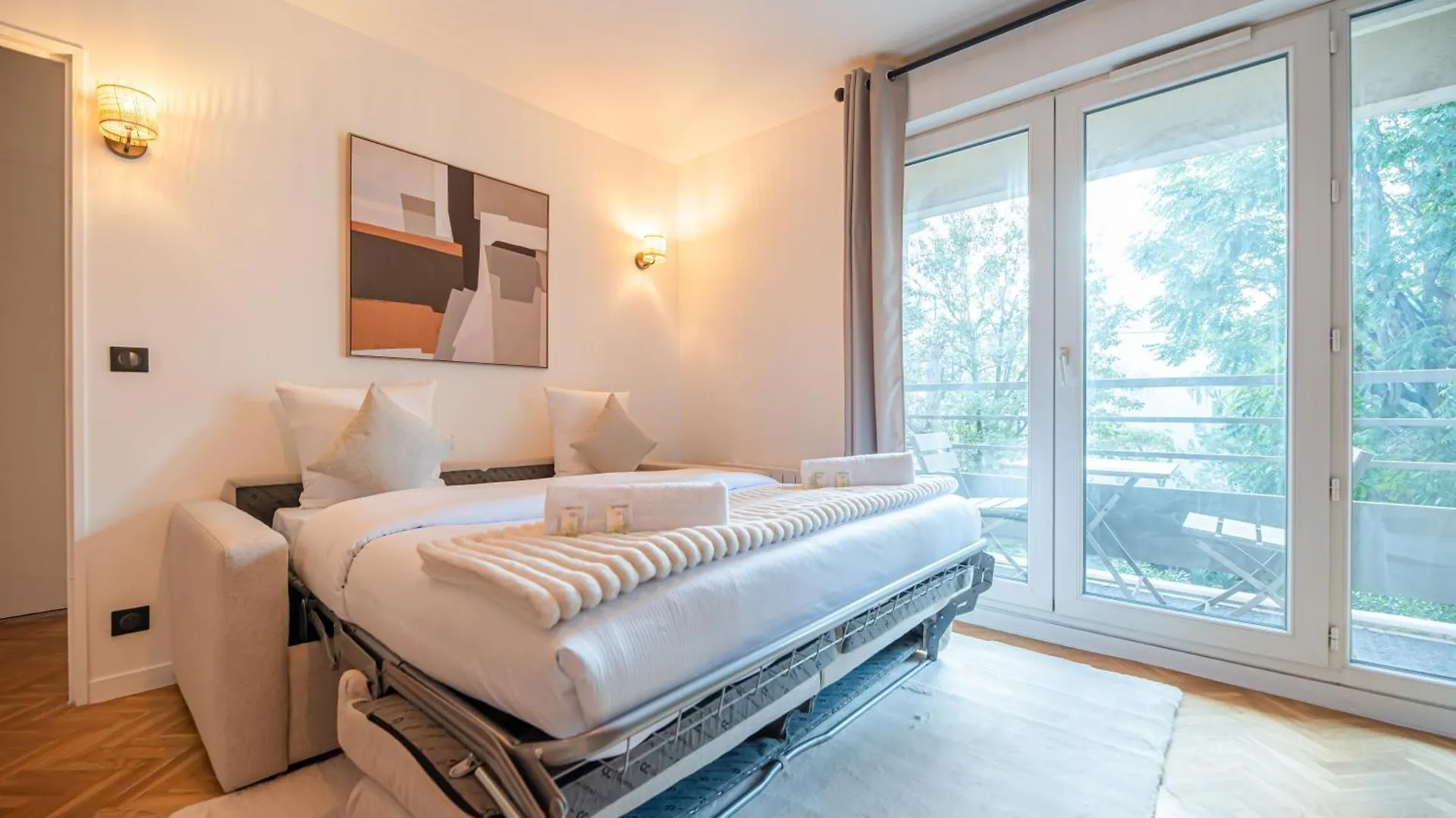 Cia - Flat With Balcony In East Paris, Buttes Chaumont Apartment