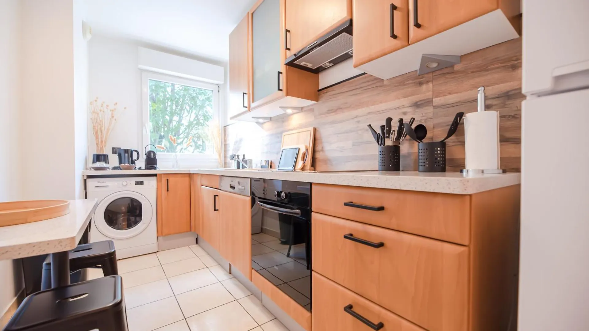 Cia - Flat With Balcony In East Paris, Buttes Chaumont Apartment