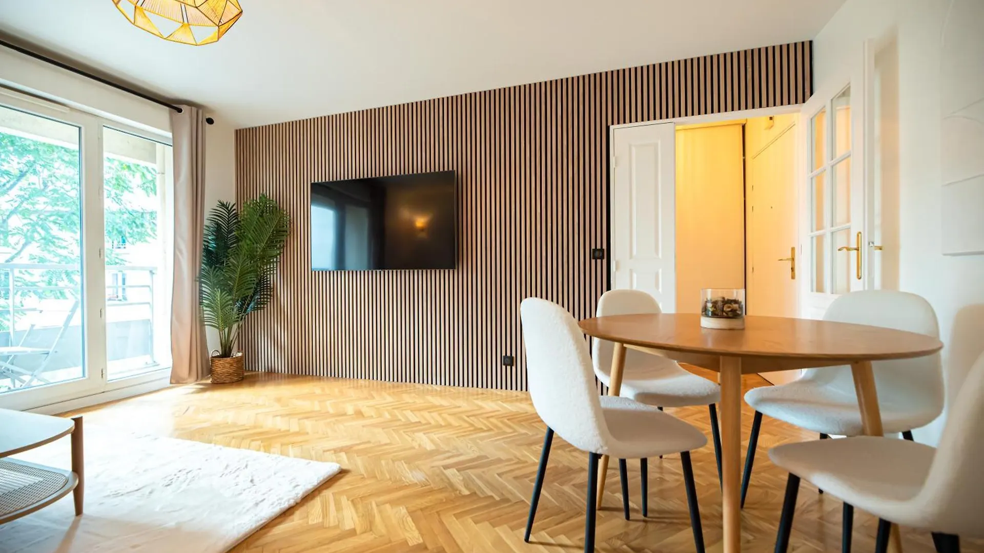 Cia - Flat With Balcony In East Paris, Buttes Chaumont Apartment