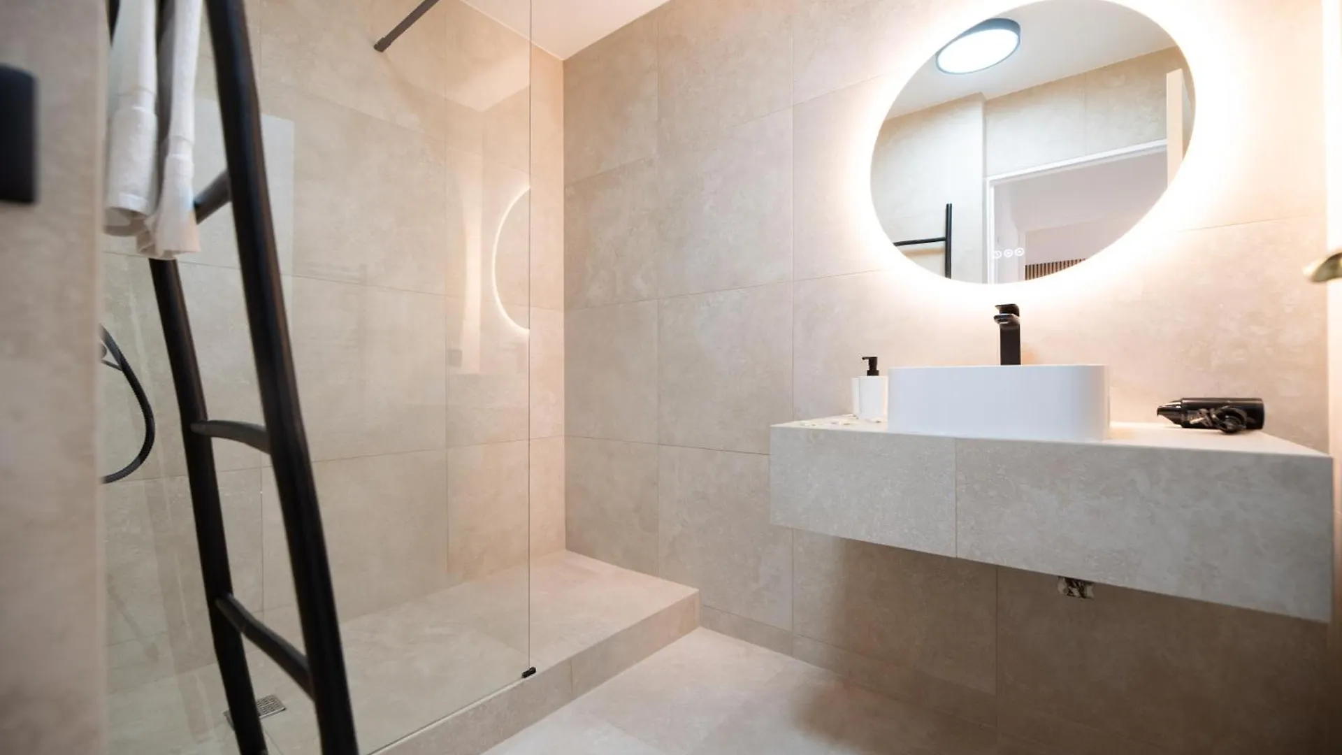 Cia - Flat With Balcony In East Paris, Buttes Chaumont Apartment